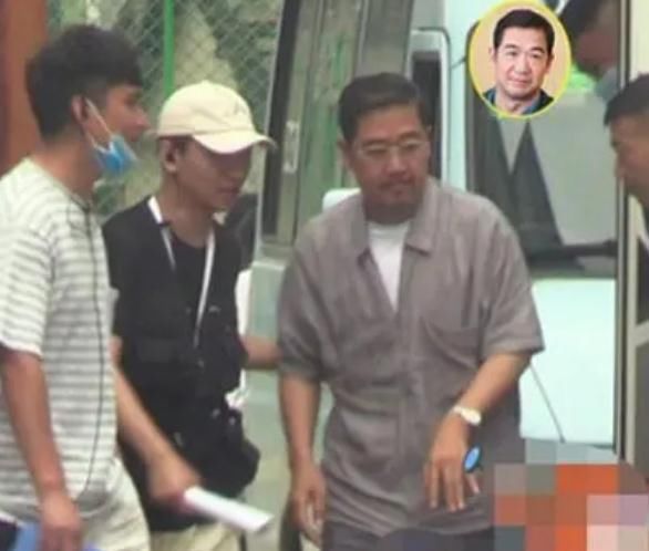 65岁张国立近照曝光，如今为了生活依然在剧组来回奔波，身体大不如前