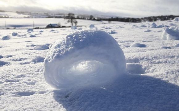 雪球不稀奇,那听说过"雪卷"吗?苏格兰田野间的罕见景色