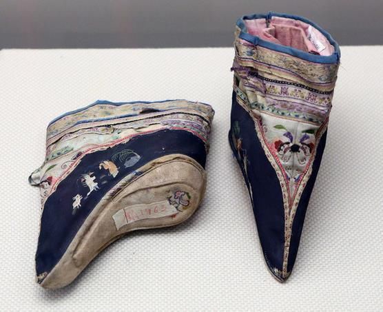 老照片:清朝宫女的恐怖鞋子,我们都被电视剧骗