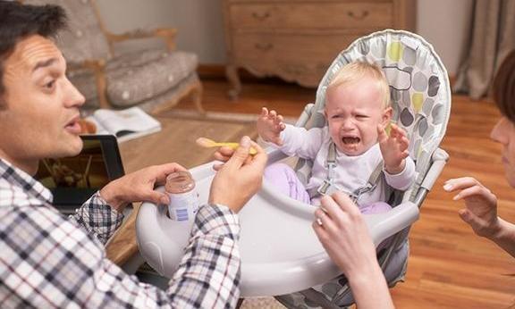 宝宝吃太饱出现夜闹的4个表现,小心影响大脑发