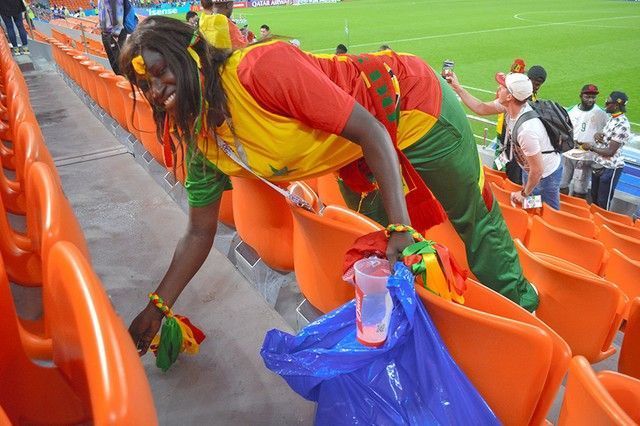 日本球迷礼仪传至世界杯 塞内加尔球迷也捡垃