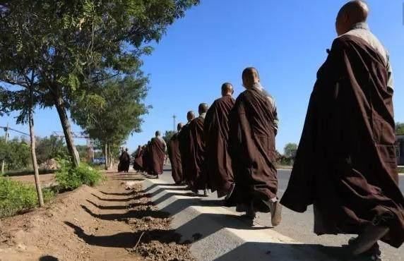 中国这座寺庙不设功德箱，不收门票钱，和尚每天只吃一顿饭