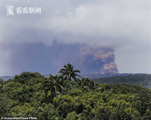 夏威夷火山大爆发 熔岩溅射铺\＂火光地毯\＂