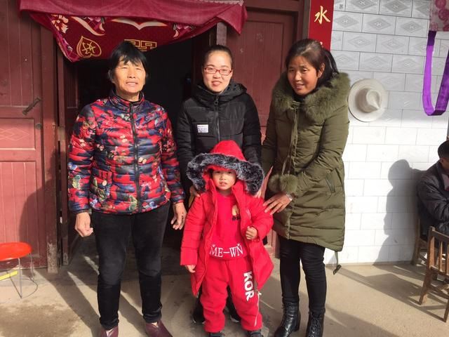 潼关县南头幼儿园开展精准扶贫送棉衣 扶贫帮