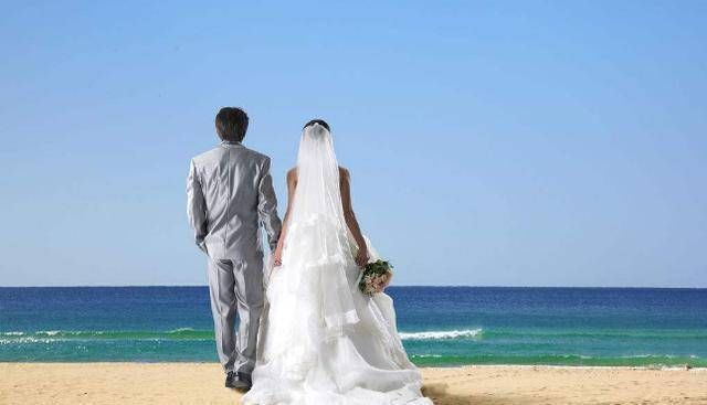 我和老婆在房间聊天,我接了电话得知老婆外遇,我转身求老婆原谅