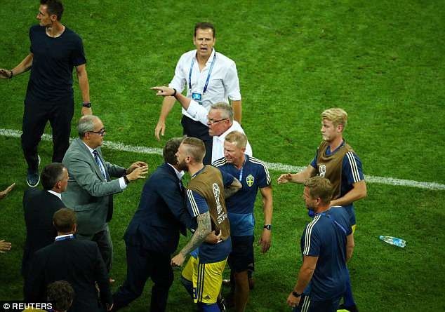 德国2-1读秒绝杀瑞典 教练组挑衅手势引爆冲突