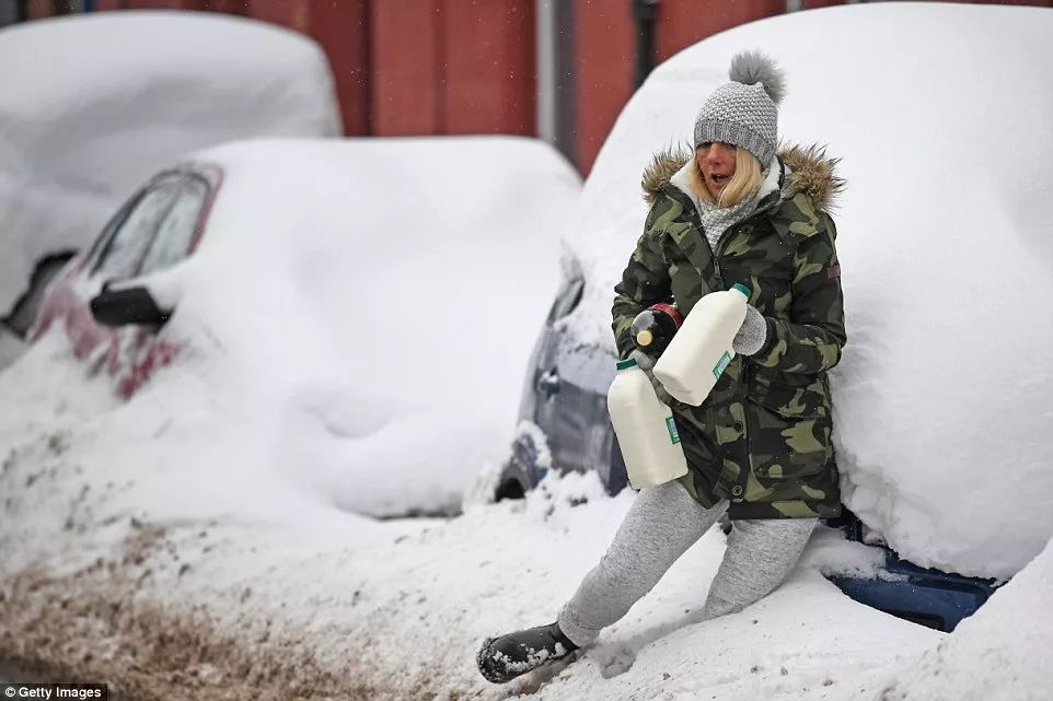 英国人被大雪搞得半死不活了，还要被嘲讽:毕竟没见过世面啊...