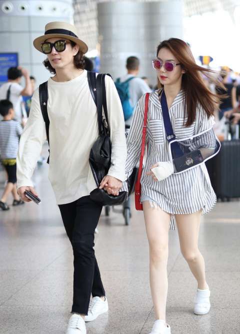 戚薇李承铉夫妇机场整理儿童推车,是要去接女