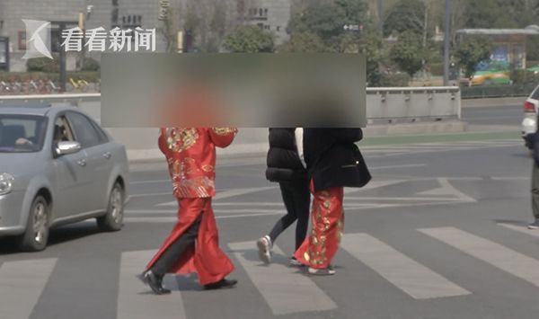 男女在这地方拍了张照，来往车辆被逼停，而且…网友炸了