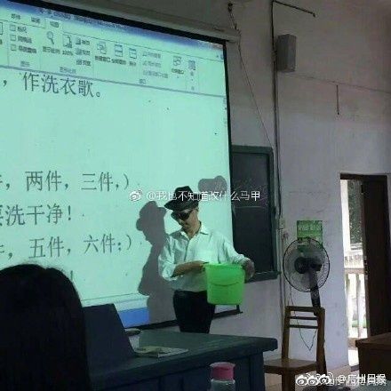 广西文化史老师课堂被吐槽穿着老气 换成嘻哈