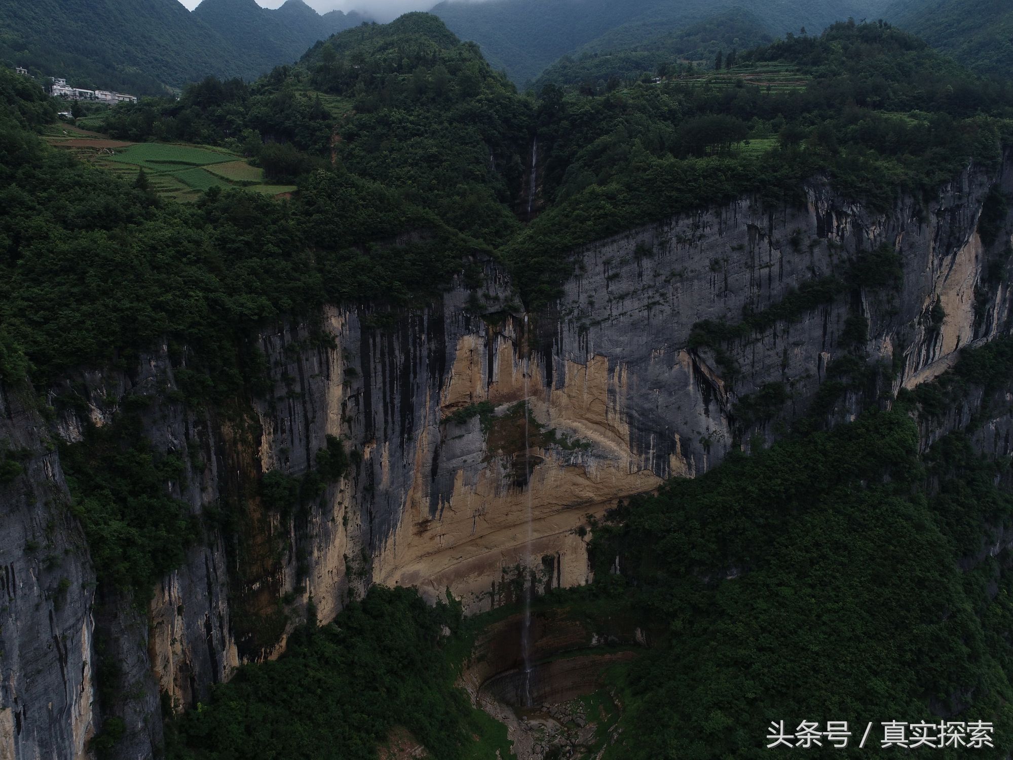 湖北神农架大九湖到重庆巫山当阳大峡谷的罕见超级大瀑布 超百米