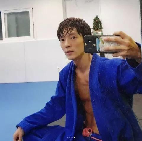 肌肉+长腿+古铜肤色李准基最近的身材真的是