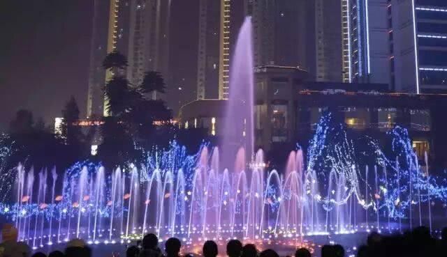 春节到了,山城重庆已变成了“天上的街市”