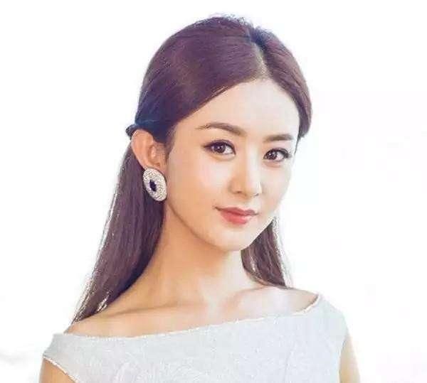 赵丽颖齐下巴短发美出新高度,轻松驾驭黑白礼