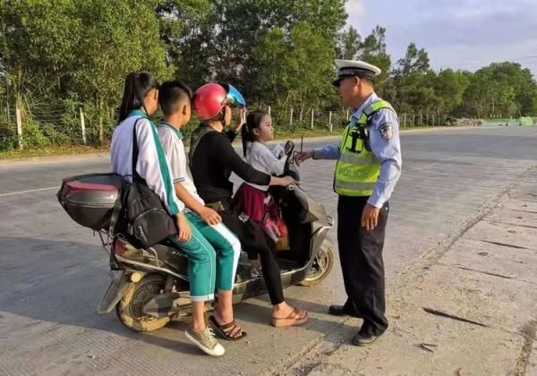 交警查处违法机动车