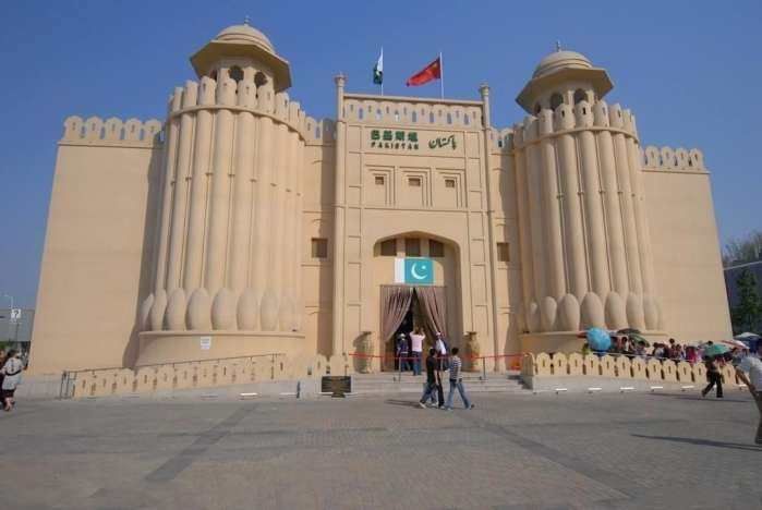 巴基斯坦国内最神奇的两棵树，一个满身“结网”，一个“被捕”