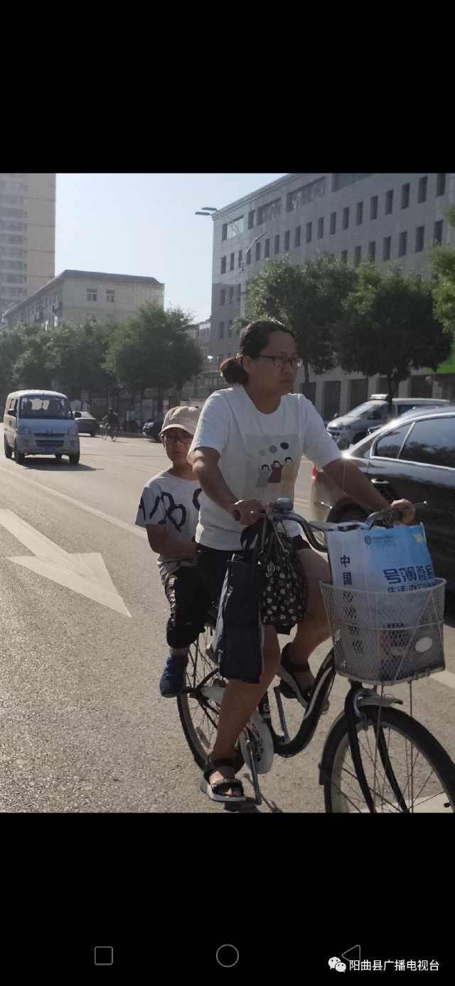 不按规定车道行驶