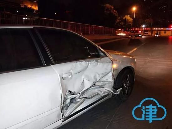 天津一白色奥迪突然掉头逆行撞上警车 它怎么了