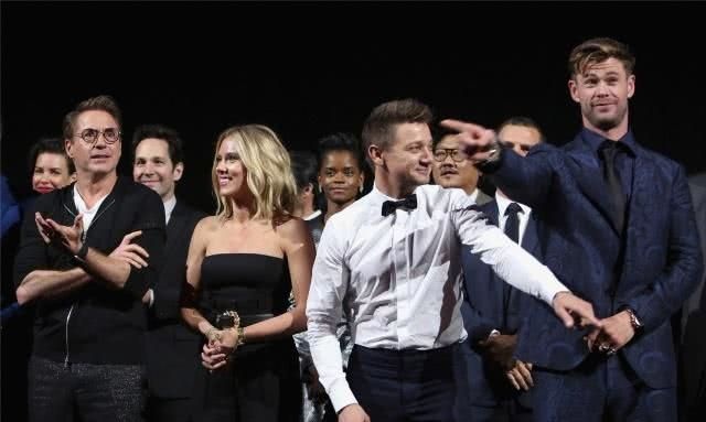 《复联4》演员最后一次大合影中,出现了一些既