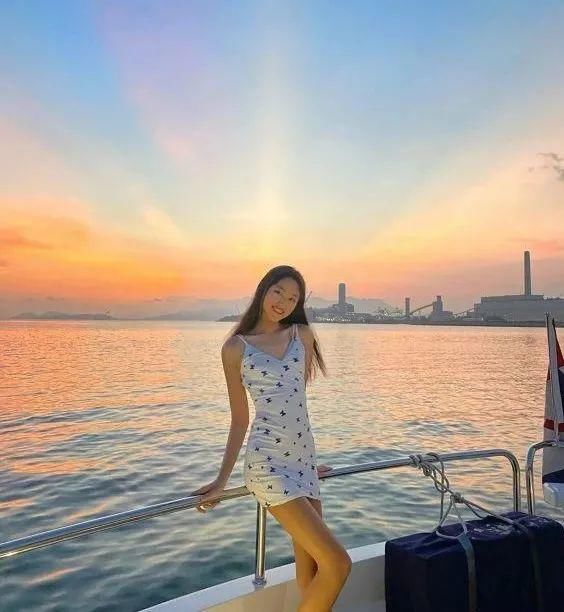 任达华女儿身材发育太好,15岁身高快达1米8,清纯性感都能驾驭