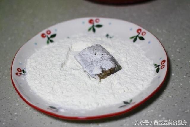 带鱼这么做一盘都不够吃，又酥又香，既是菜又是解馋小零食！