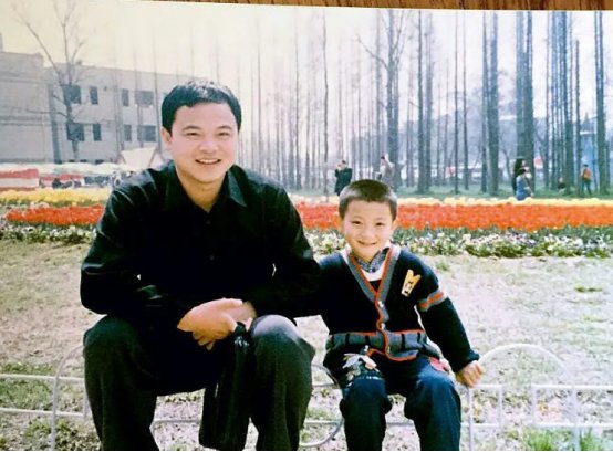 父母同脸的明星：关晓彤妈妈基因强大，谢娜跟妈妈神态都一模一样