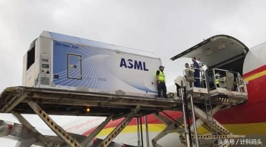 好消息!长江存储第一台光刻机抵达武汉