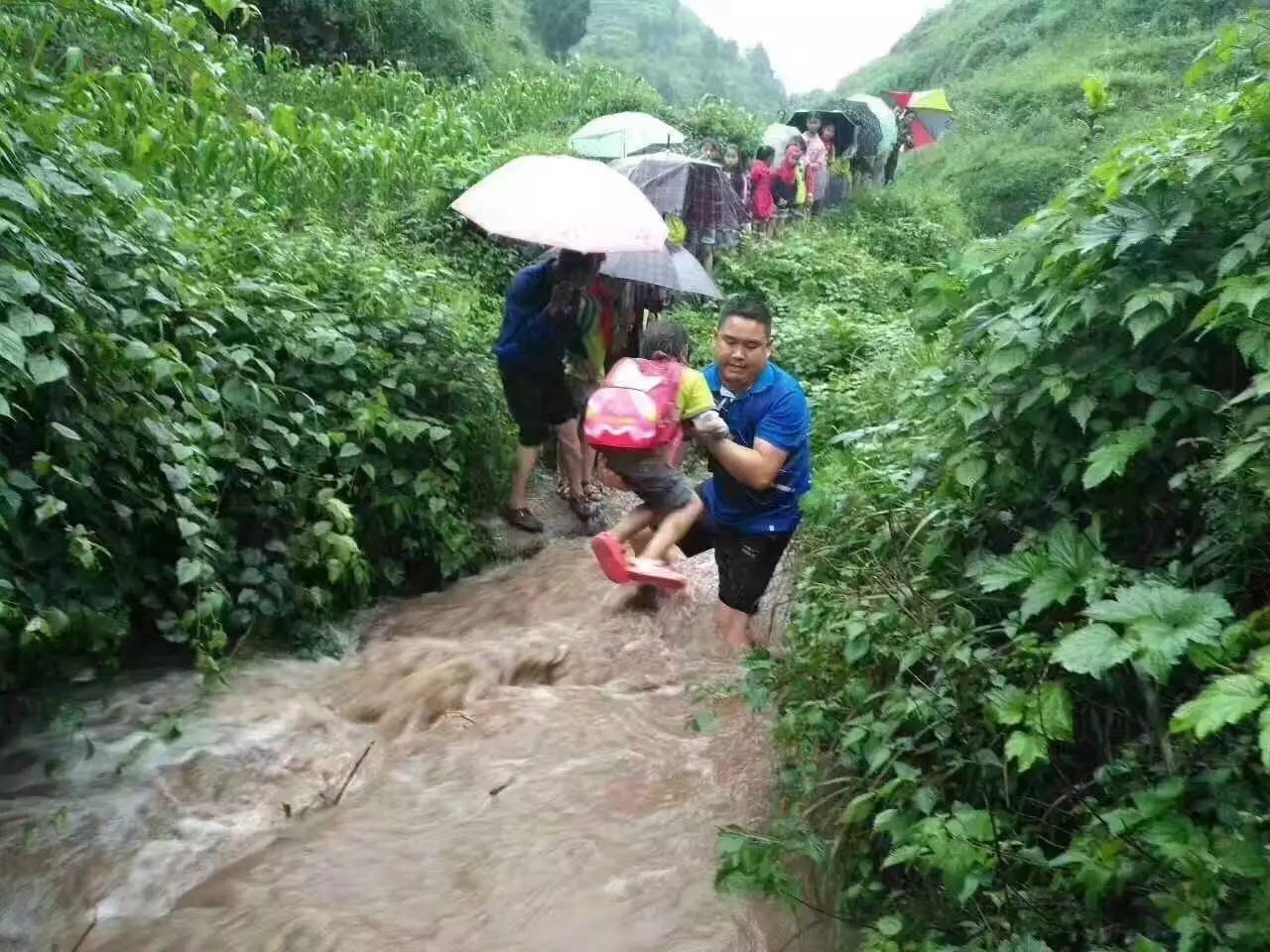 仁怀暴雨如注 大山里老师接孩子上学_【快资讯