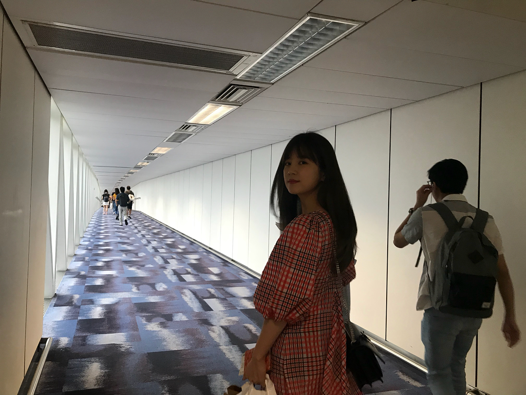 APINK低调返韩 初珑与香港panda不舍告别_【