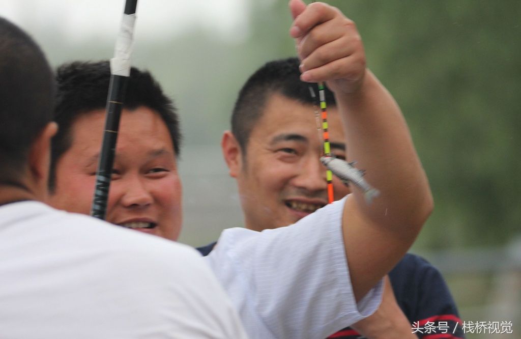 大雨过后河中鱼儿真多，青岛市民扎堆钓鱼乐真是舒坦