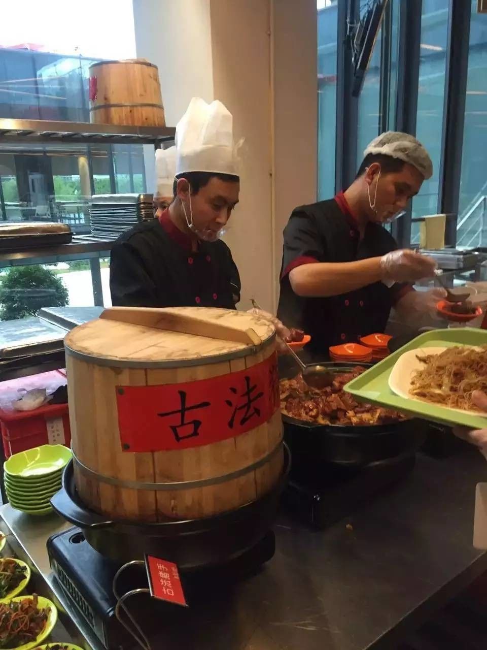 一组图片揭秘马云职工的饭堂饭菜，太让人心生妒忌恨了