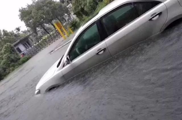 广州暴雨城市被淹，多人被电死：思考城市的排水泄洪问题！