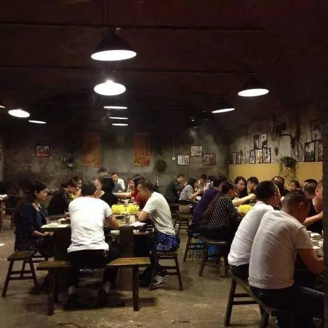 重庆地下防空洞火锅图片