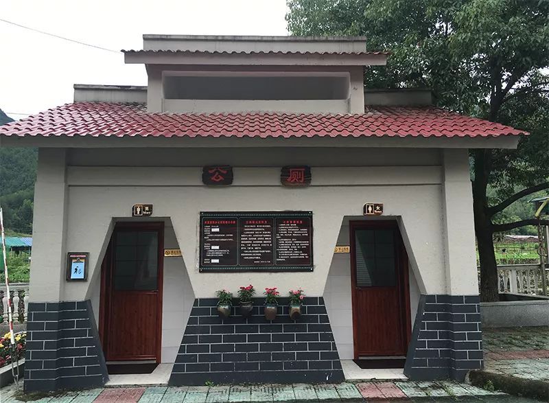 设计是乡村公厕建设的基础和关键。今年3月,县农办与县旅委共同制定并出台了《A级生态公厕建设指南》(以下简称《指南》)。在设计理念方面上,《指南》首先强调了乡村公厕的外观设计在格调上要融形于景,因地制宜,根据公厕的周边环境及景色特点,打造与之交相映衬的外观造型;其次在细节上要凸显品味,公厕内外可以采用竹木、老物件、木玩等具有云和特色的主体元素进行装饰,这样既能体现云和本土文化又兼具了美感及实用性。最后在本着形美与实用相结合的理念下,为各乡镇(街道)打造出一厕一景的公厕形象。