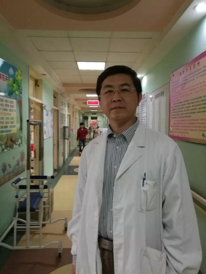 追梦女孩粘宝宝高难手术成功,低调医生遭遇