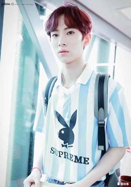 乐华七子机场躲雨,毕雯珺颜值高,范丞丞翘臀,但