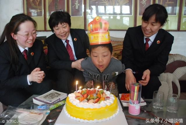 给婆婆过生日，饭桌上女儿只吃鱼头，她指了指小侄子，我怒砸宴席