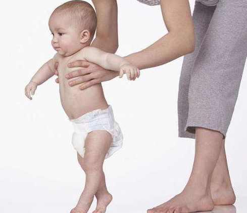 婴幼儿用尿不湿会O型腿?把尿不好?