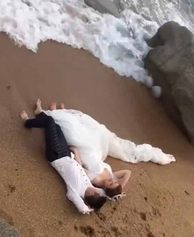 新人躺在海边拍婚纱照，差点被海浪卷走，还好精修图美炸了