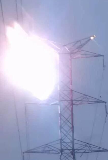 男子因抑郁症爬上高压线塔想自杀,后改变主意要下来时触电身亡