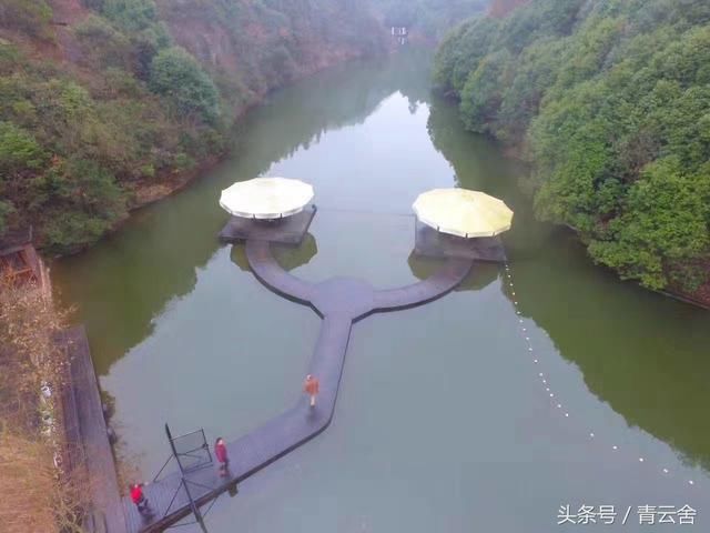 长在平江大山里的屋子，100米的山顶悬挑建筑，风景中生长的风景