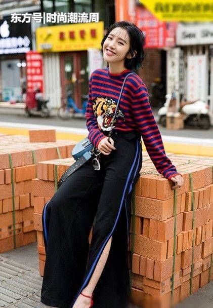 唐艺昕现身机场,深蓝色针织衫配短袖,舒适俏皮