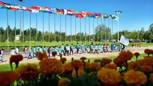 在浩瀚无际的库布其沙漠中，出现一个奇迹，一个海市蜃楼般的存在