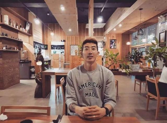 场上左扑又挡,场下比老婆还臭美,韩国门将赵贤