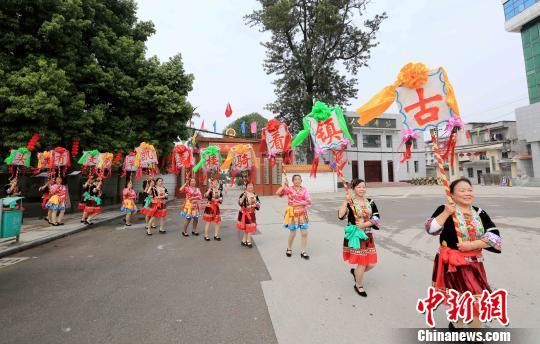 (新春见闻)广西民众街头举排灯扭腰鼓闹新春