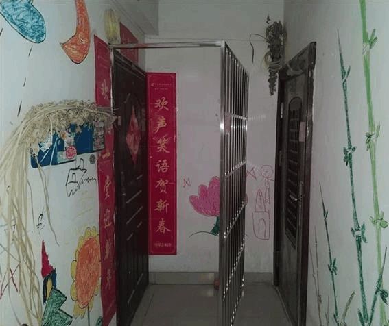 湖北武汉: 房主装修将入户门改外开, 对门邻居建