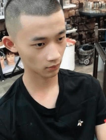 小伙失恋了去换发型, 被发型师剃了个寸头, 秒变