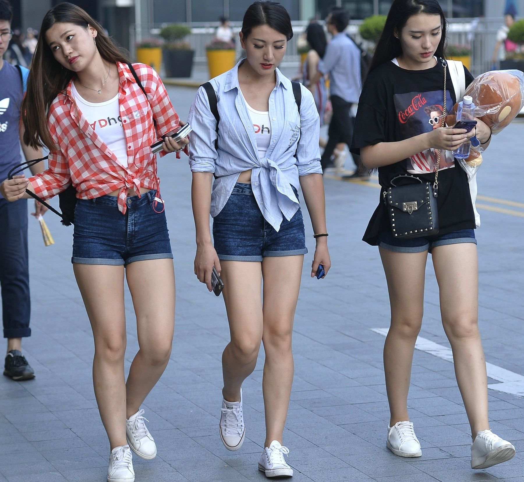 街拍时尚,夏季街头的热裤美女为何让人陶醉?_【今日爆点】
