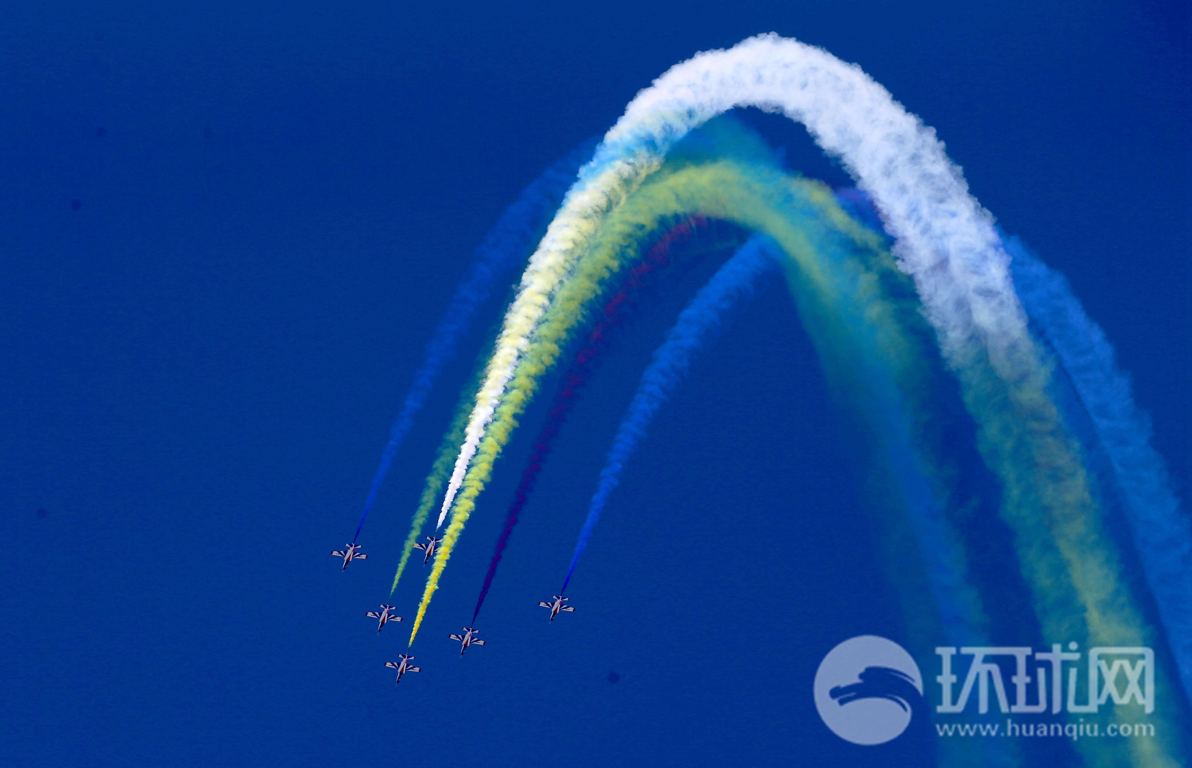 一起围观史上最帅开学典礼!师兄驾战机表演