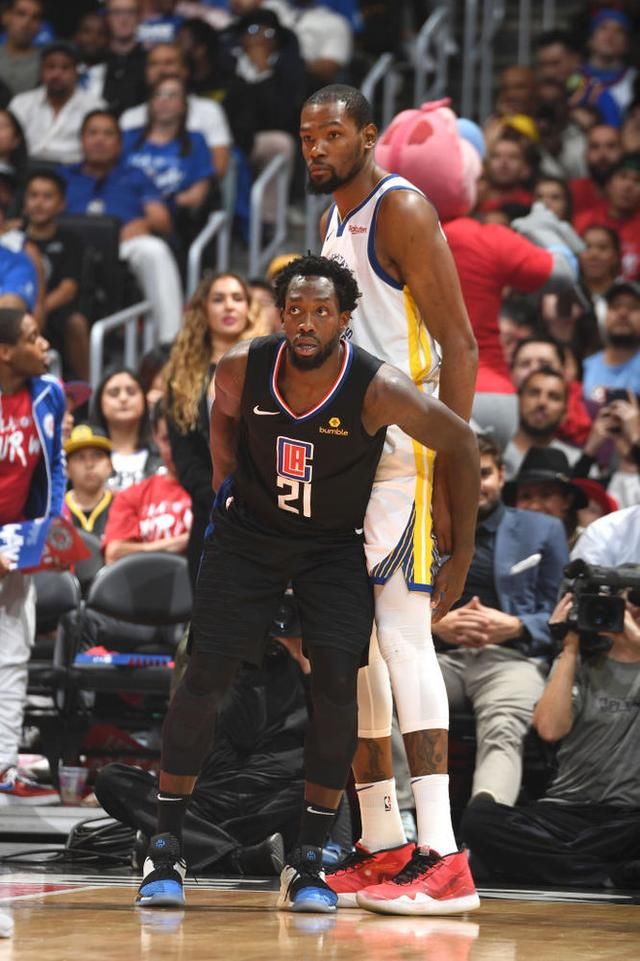 杜兰特贝弗利场上缠斗,赛后拥抱--这才是篮球最